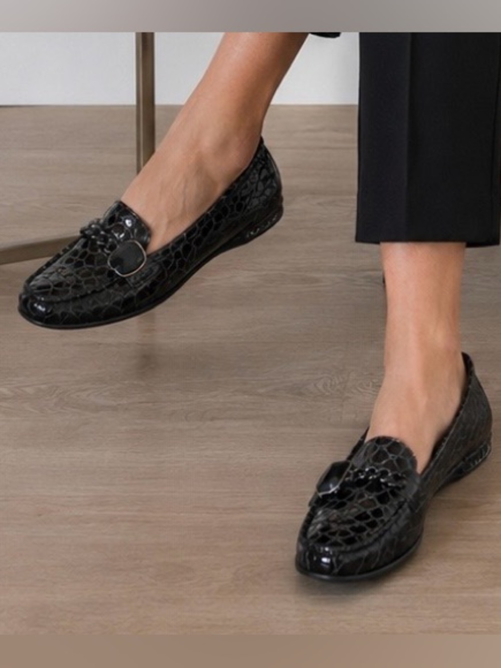 Stuart Weitzman Croc Embossed Leather Chain Loafers Size 8.5M